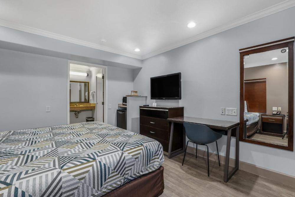 King Room with Roll-in Shower - Disability Access - Non-Smoking interior
