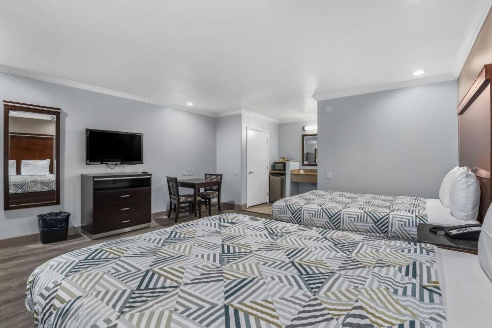 Deluxe Quadruple Room - Non-Smoking interior