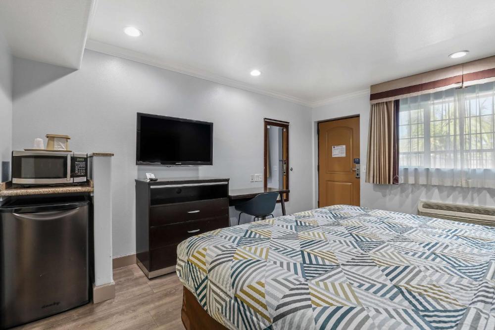 Deluxe King Room - Non-Smoking interior